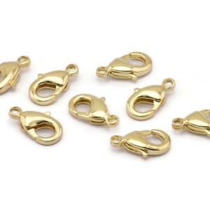 Peut inclure: Huit fermoirs &agrave; ressort dor&eacute;s, un type de fermoir utilis&eacute; pour la fabrication de bijoux.