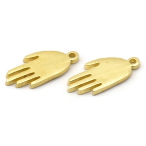 Peut inclure: Deux breloques en métal de couleur dorée en forme de main avec un trou en haut pour les attacher à des bijoux ou d'autres objets artisanaux.