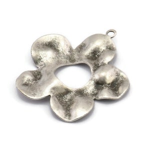 Silver Daisy Charm, 4 Antique Silver Plated Brass Daisy Charms With 1 Loop, Pendants, Earrings (33x30x0.60mm) D849 H0894