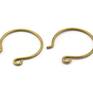 Pode incluir: Dois aros de brinco de metal dourado com um pequeno laço na parte inferior de cada aro.