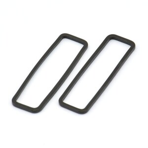 Puede incluir: Dos marcos rectangulares de color gris oscuro se colocan en diagonal sobre un fondo blanco. Los marcos son idénticos en forma y tamaño, con un borde sólido y ligeramente redondeado. La estética general es minimalista y limpia.