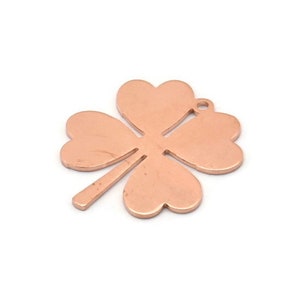 Op de afbeelding: Een vierbladige klaverhanger van roségoud met een gat aan de bovenkant om te bevestigen aan sieraden of andere knutselwerkjes.