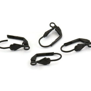 Puede incluir: Cuatro clips para pendientes de metal negro con un diseño decorativo. Los clips están diseñados para usarse sin orejas perforadas.