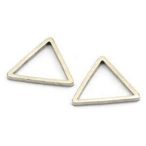 Op de afbeelding: Twee zilveren driehoekige metalen bedels. De bedels zijn hol en hebben een gladde afwerking.