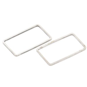 Puede incluir: Dos pendientes de aro rectangulares de plata. Los aros son simples y minimalistas.