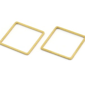Può includere: Due anelli metallici quadrati di colore dorato.