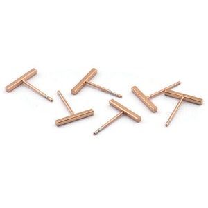 Peut inclure: Six paires de boucles d'oreilles clous en or rose. Chaque boucle d'oreille présente une barre droite avec une tige et un fermoir papillon.
