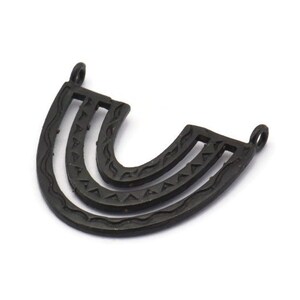 Zwarte bedel, 2 geoxideerd zwart messing, zwarte hangers, bedelhangers, zwarte U-vormige bedels met 2 lussen (26 x 23 x 1,2 mm) N1452 H0941