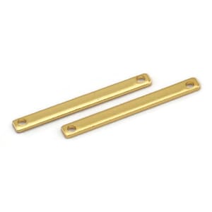 Puede incluir: Dos conectores de barra de metal dorado con pequeños agujeros en cada extremo.