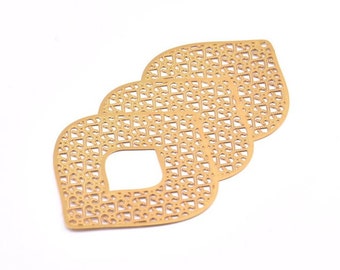 Örhängesberlock i guld, 2 örhängesberlocker i förgylld mässing med etniskt motiv och 1 hål, hängen (73 x 40 mm) E449