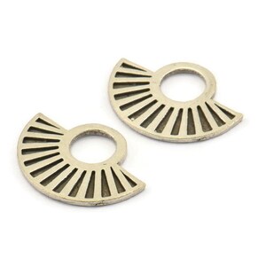 Halve cirkel bedel, 4 antiek verzilverde messing halve cirkel hangers, vondsten, oorbellen (22 x 16 mm) N1093