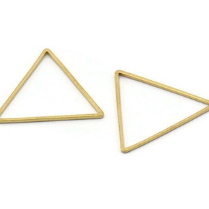 Pode incluir: Dois quadros de metal em forma de triângulo de cor dourada. Os quadros são abertos e têm um acabamento liso e polido.