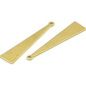 Peut inclure: Deux pendentifs de boucles d'oreilles en métal de couleur or, de forme triangulaire, avec une petite boucle en haut.