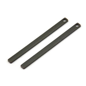 Pode incluir: Duas barras de metal retangulares cinza escuro com cantos arredondados e um pequeno orifício em uma extremidade. As barras são de comprimentos diferentes e estão sobre um fundo branco.
