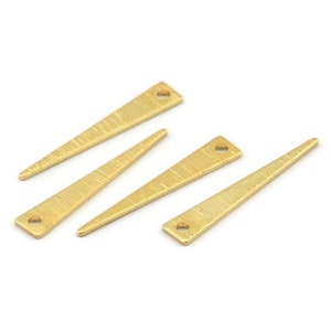 Gouden driehoekige bedel, 10 kleine driehoekige bedels van getextureerd verguld messing met 1 gat, onderdelen (26 x 4,5 x 0,80 mm) M137