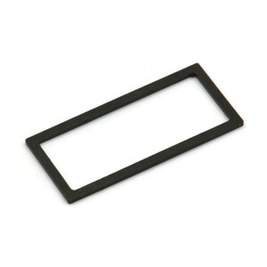 Może przedstawiać: Czarna plastikowa ramka z prostokątnym otworem. Ramka ma około 5 cm długości i 2,5 cm szerokości.