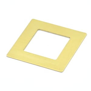 Könnte beinhalten: Ein goldfarbener Metallrahmen mit einer quadratischen Öffnung. Der Rahmen ist glatt und hat eine leicht strukturierte Oberfläche.