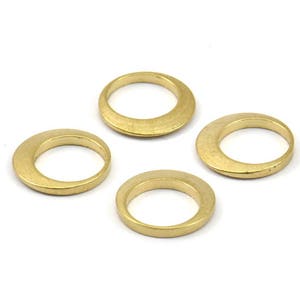 Puede incluir: Cuatro anillos de metal de color dorado, cada uno con una forma ligeramente redondeada y ovalada.