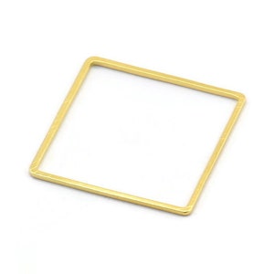 Könnte beinhalten: Ein goldener quadratischer Ring mit glatter, polierter Oberfläche.
