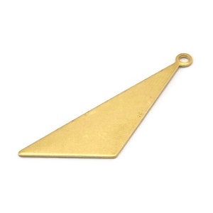 Könnte beinhalten: Ein goldfarbener Dreiecksanhänger mit einer kleinen Öse oben zum Anbringen an einer Kette oder Schnur.