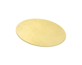 Op de afbeelding: Een rond, ovaalvormig, lichtgeel, keramisch bord.