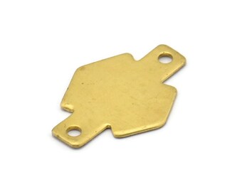 Op de afbeelding: Een gouden metalen zeshoekige hanger met twee gaten om te bevestigen aan sieraden of andere knutselwerkjes.