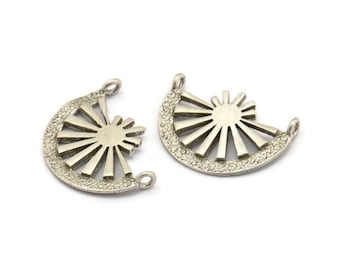Puede incluir: Dos abalorios de metal plateado en forma de semicírculo con un diseño de sol. Los abalorios tienen una superficie texturizada y son perfectos para añadir un toque de estilo boho a las joyas.