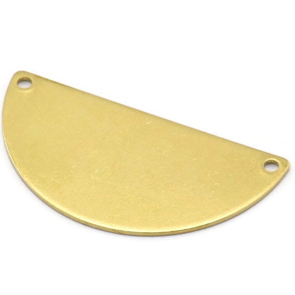 Puede incluir: Pendiente de metal de color dorado en forma de semicírculo con dos agujeros para sujetar una cadena o cordón.