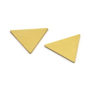 Peut inclure: Deux formes triangulaires de couleur dorée, chacune avec une surface lisse et plate.