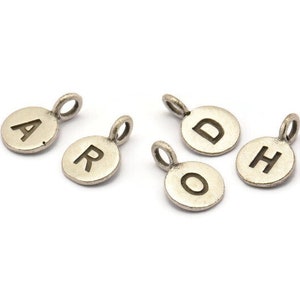 Charme de letra de prata, latão banhado a prata antigo, letra de prata, contas de letras, charms de alfabeto, letras iniciais, charm de pulseira - F128