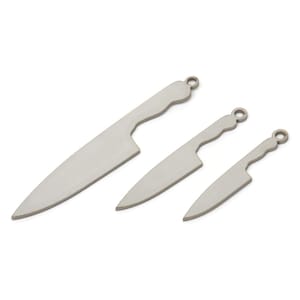 Puede incluir: Tres dijes de cuchillo de metal plateado de diferentes tamaños. Los dijes tienen forma de cuchillos de cocina con un agujero en la parte superior para colgar.