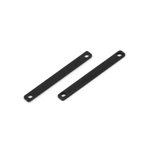 Puede incluir: Dos escuadras metálicas negras con extremos redondeados y un agujero en cada extremo. Las escuadras son rectangulares y parecen nuevas. Se encuentran sobre un fondo blanco.