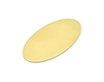 Op de afbeelding: Een leeg ovaalvormig messing label. Het label is licht goud van kleur en heeft een glad, gepolijst oppervlak.