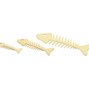 May include: Three wooden fish skeletons in different sizes, all facing the same direction. The fish skeletons are light brown and have a simple design.
