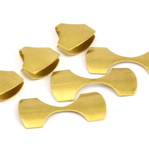 Puede incluir: Cinco piezas de conexi&oacute;n de metal dorado para la elaboraci&oacute;n de joyas. Las piezas tienen forma de ocho con un borde redondeado.