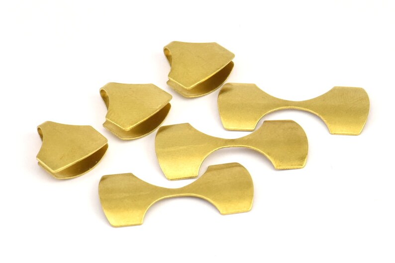 Puede incluir: Cinco piezas de conexi&oacute;n de metal dorado para la elaboraci&oacute;n de joyas. Las piezas tienen forma de ocho con un borde redondeado.