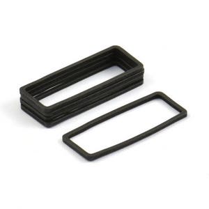 Op de afbeelding: Een stapel van zes zwarte rubberen O-ringen, elk met een rechthoekige vorm. Een extra O-ring wordt apart weergegeven.