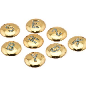 Pingente de letra dourada, letra de pedra de zircônia azul de latão banhado a ouro, letra dourada, contas de letras, pingentes de alfabeto, letras iniciais (15 mm)