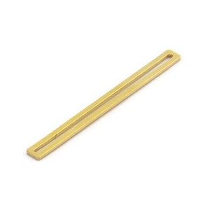 Op de afbeelding: Een gouden metalen band met een rechthoekige opening in het midden. De band is ongeveer 10 cm lang.