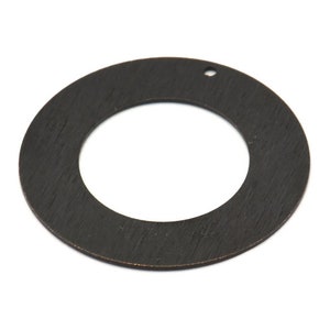 Puede incluir: Un círculo de madera marrón oscuro con un agujero en la parte superior y un recorte circular en el centro. La veta de la madera es visible, sobre un fondo blanco. Este artículo es probablemente un suministro artesanal o un elemento decorativo.