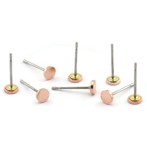 Peut inclure: Huit paires de boucles d'oreilles clous en or et or rose. Les boucles d'oreilles ont un dessus rond et un long piquet fin.