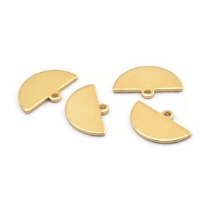 Könnte beinhalten: Fünf goldfarbene Halbkreis-Anhänger aus Metall mit einem Loch oben zum Anbringen an Schmuck oder anderen Bastelarbeiten.
