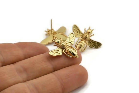 Gold bee stud earrings deals
