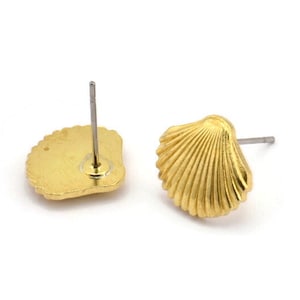 Può includere: Un paio di orecchini a bottone a forma di conchiglia dorati. Gli orecchini sono in metallo e hanno un design semplice ed elegante.