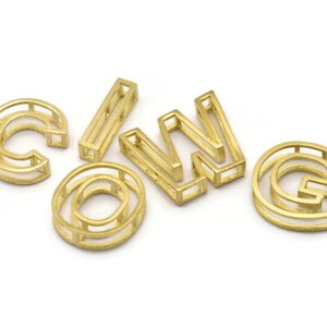 Pu&ograve; includere: Lettere in metallo dorato che compongono la parola "COWG" in uno stile geometrico moderno. Ogni lettera &egrave; composta da due strati di metallo, creando un effetto tridimensionale.