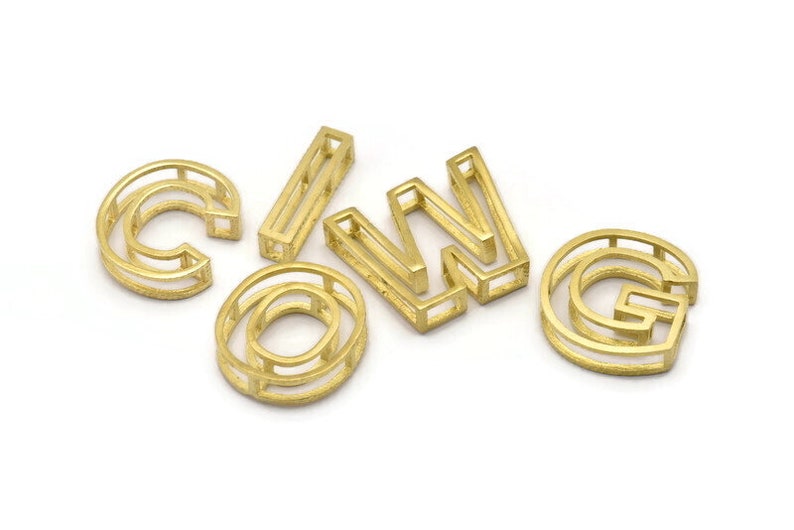 Pu&ograve; includere: Lettere in metallo dorato che compongono la parola "COWG" in uno stile geometrico moderno. Ogni lettera &egrave; composta da due strati di metallo, creando un effetto tridimensionale.