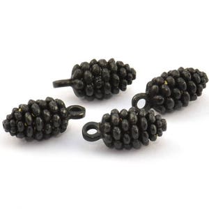 Berloque de cone preto, 4 berloques de cone de pinho preto de latão oxidado com 1 alça (16x7,5 mm) U109 S356