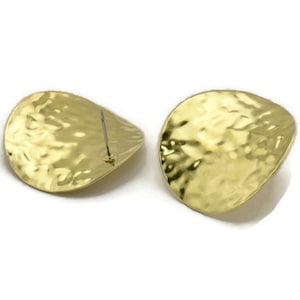 Messing gehamerde oorbellen, 4 ruwe messing gehamerde golvende oorbellen zonder gaten (28 mm) B0114