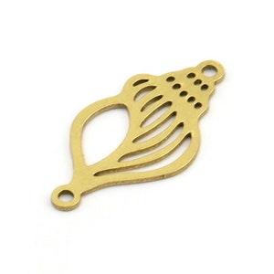 Pode incluir: Encanto de concha de metal dourado com um design recortado. O encanto tem um laço na parte superior e um anel de salto na parte inferior.