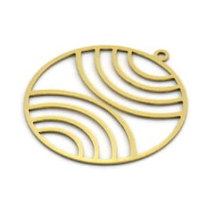 Puede incluir: Pendiente de metal dorado con un diseño circular que presenta un patrón geométrico de líneas curvas.